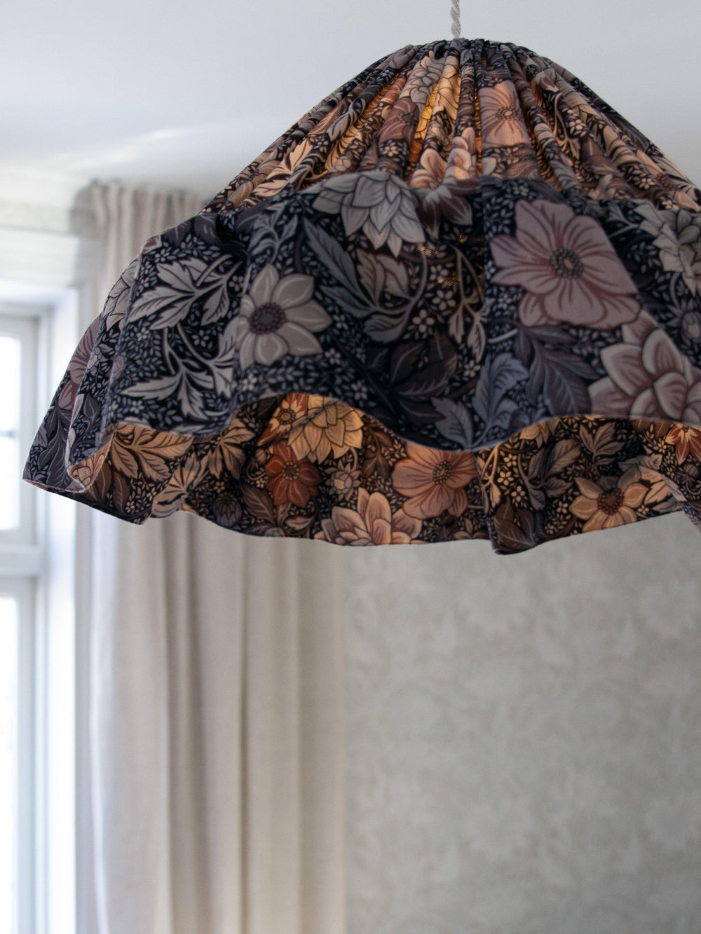 Stina Taklampa - Dahlia Brun 40cm - Borås tapeter - Ljusvaruhuset