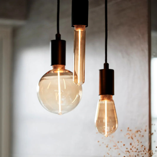 Hängande glödlampor med E27-sockel och varm belysning i modern stil.