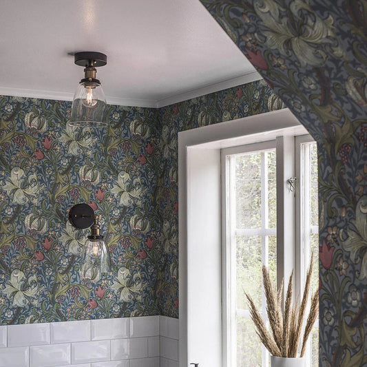 Stilren vägg- och takbelysning med mörkblommig tapet och fönster.