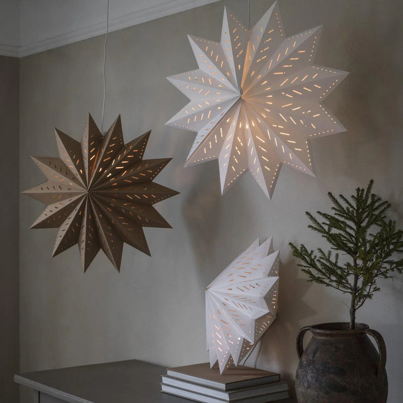 Hängande julstjärnor i olika färger och mönster från PR Home, klassisk julbelysning i modern stil.