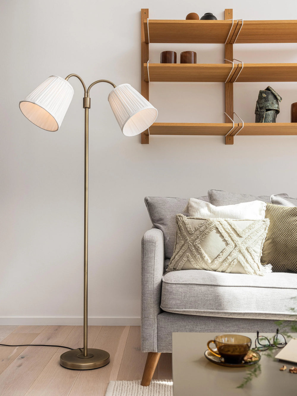 Amy Golvfot Flex2 - Antikmässing 150cm - PR Home - Ljusvaruhuset