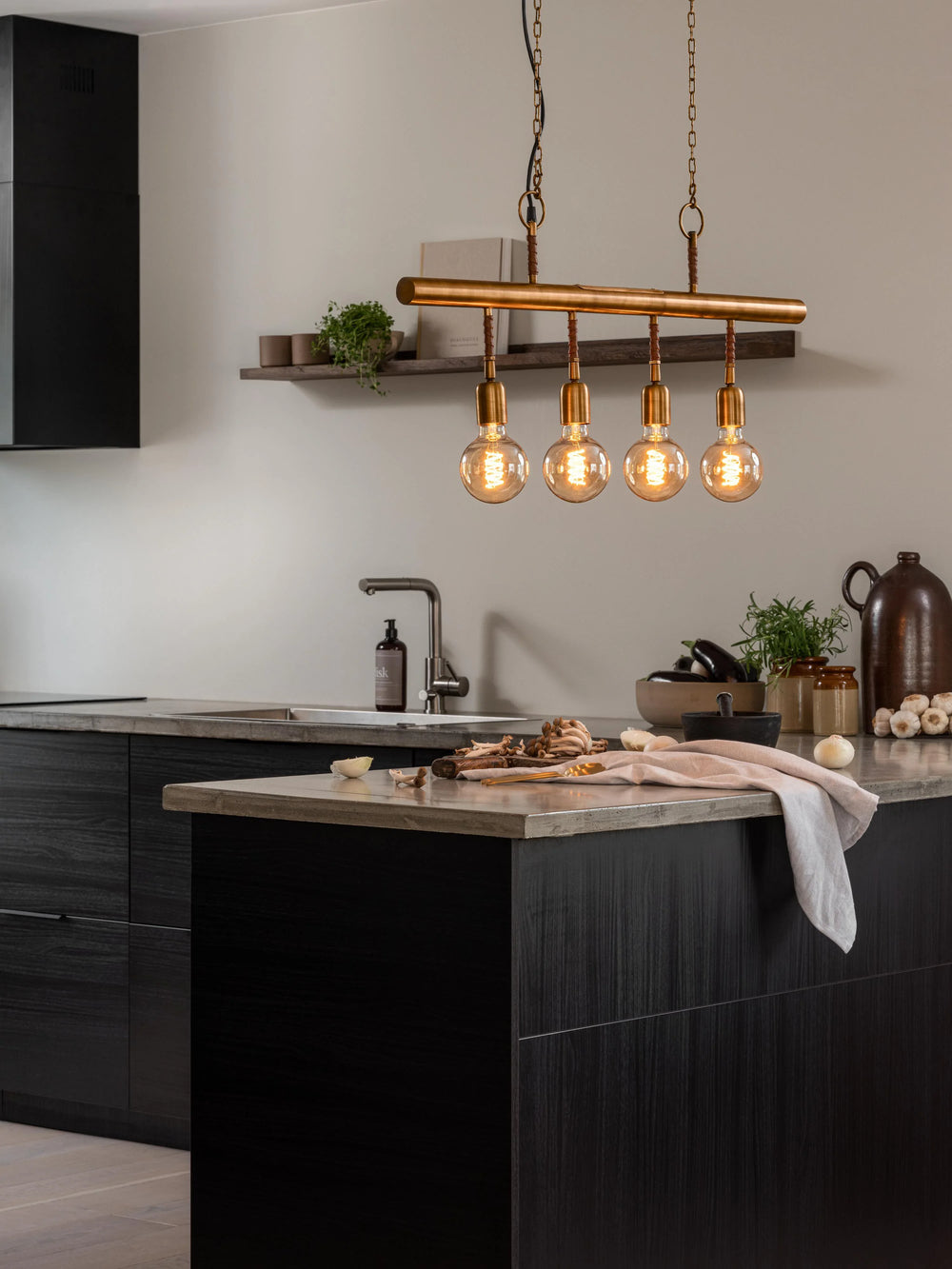 Nora taklampa 4-l - Antikmässing 82,5cm - PR Home - Ljusvaruhuset