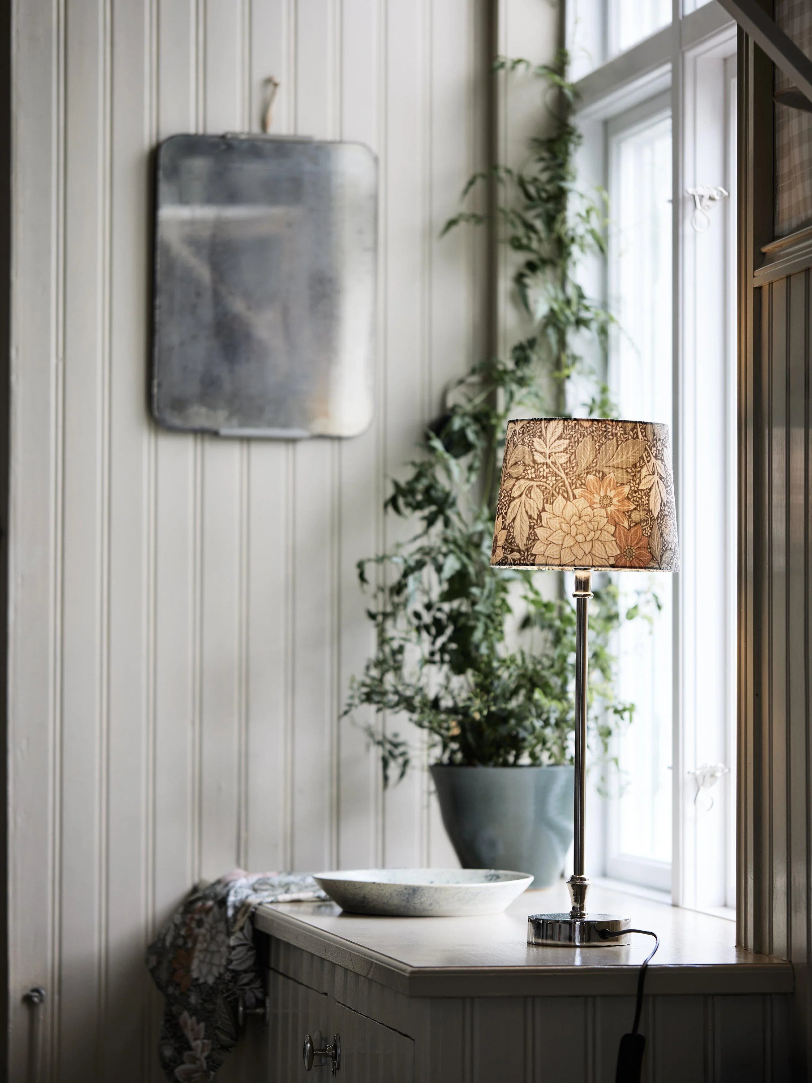 Liam bordslampa - Dahlia Grön - Borås tapeter - Ljusvaruhuset