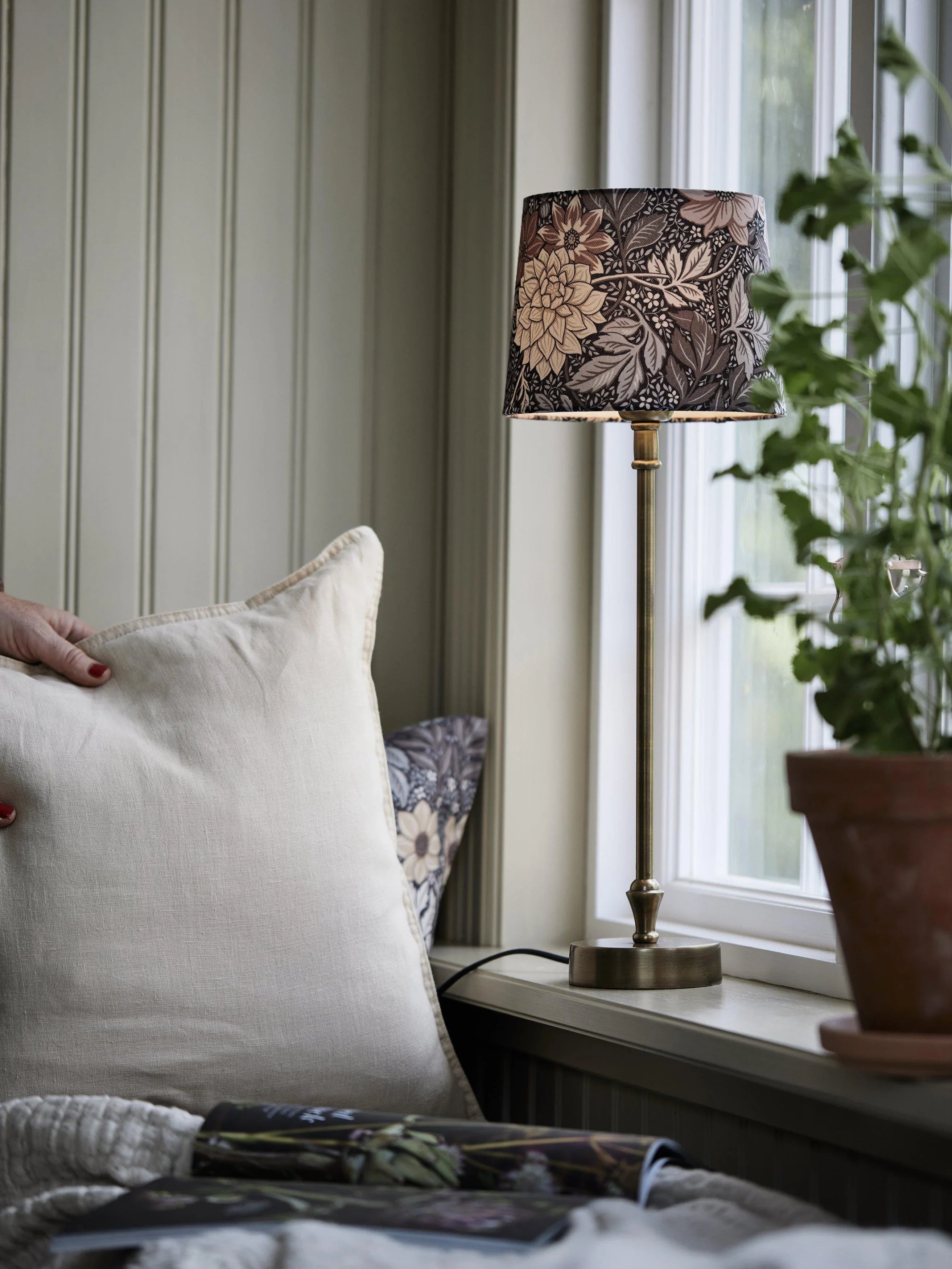 Liam bordslampa - Dahlia Brun - Borås tapeter - Ljusvaruhuset