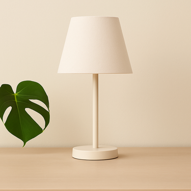 Skandinavisk bordslampa i offwhite med tygskärm och modern design från PR Home