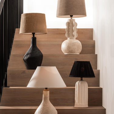 Stilrena bordslampor i skandinavisk design från PR Home, perfekta för inomhusbelysning och modern inredning.