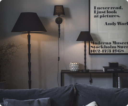 Chloe-serien lampor – golvlampa, vägglampa och bordslampa i svart design, tänd belysning i modern inredning