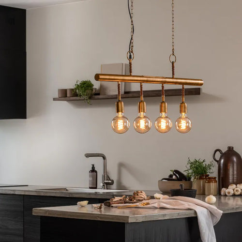 Industriell taklampa med glödlampor ovanför köksö i stilrent kök