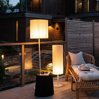 Olika utelampor på altan med träpanel och mysig belysning