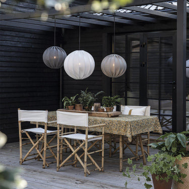 Elegant utomhusbelysning med hängande lampor över uteplats, perfekt för trädgård eller altan från PR Home.